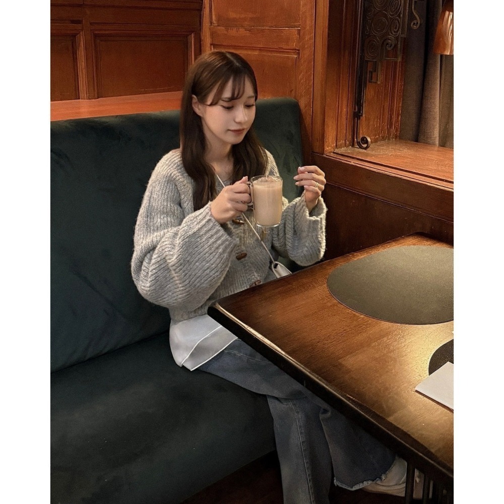 【現貨】日系選品💕moi日單 推! 溫柔寬鬆木扣針織圓領外套 開衫 上衣 外套 日系-細節圖6