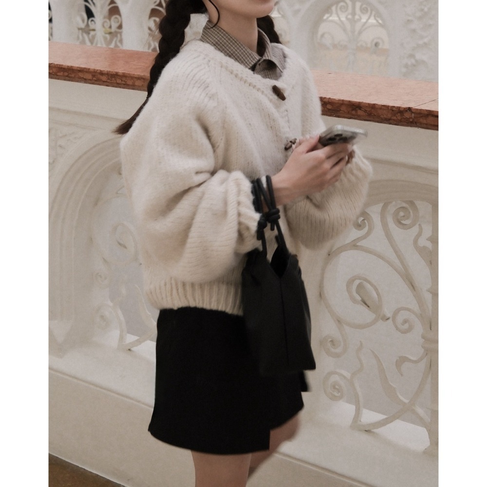 【現貨】日系選品💕moi日單 推! 溫柔寬鬆木扣針織圓領外套 開衫 上衣 外套 日系-細節圖8