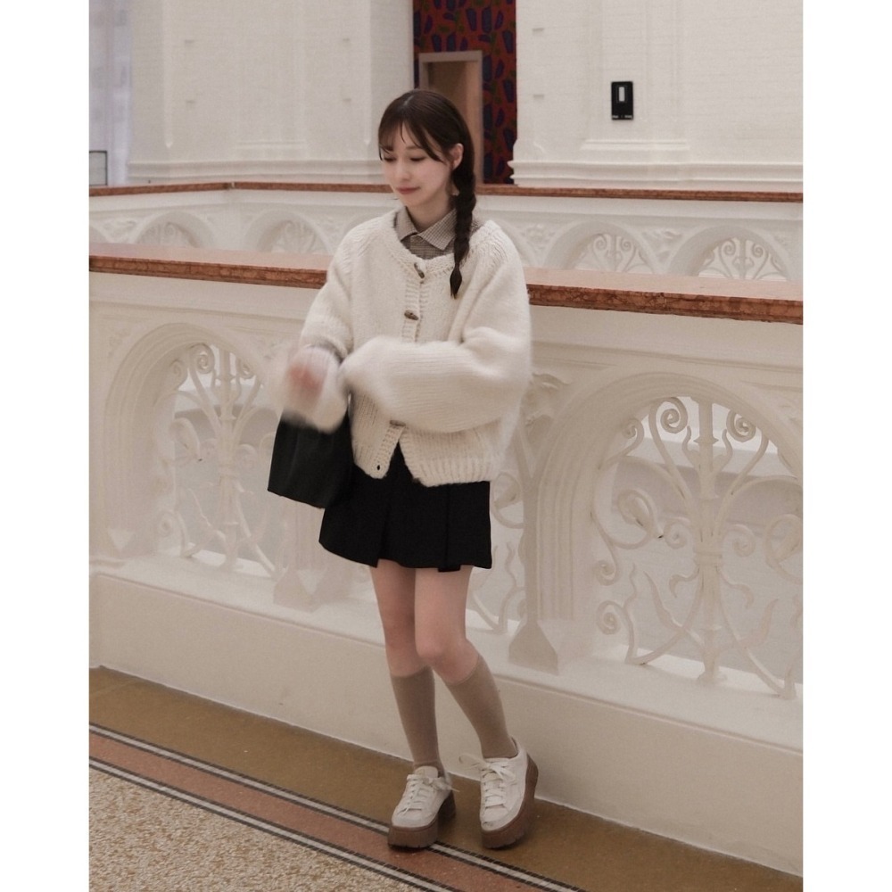 【現貨】日系選品💕moi日單 推! 溫柔寬鬆木扣針織圓領外套 開衫 上衣 外套 日系-細節圖9