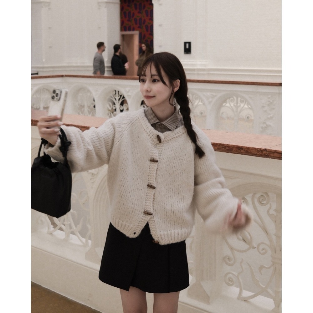 【現貨】日系選品💕moi日單 推! 溫柔寬鬆木扣針織圓領外套 開衫 上衣 外套 日系-細節圖10