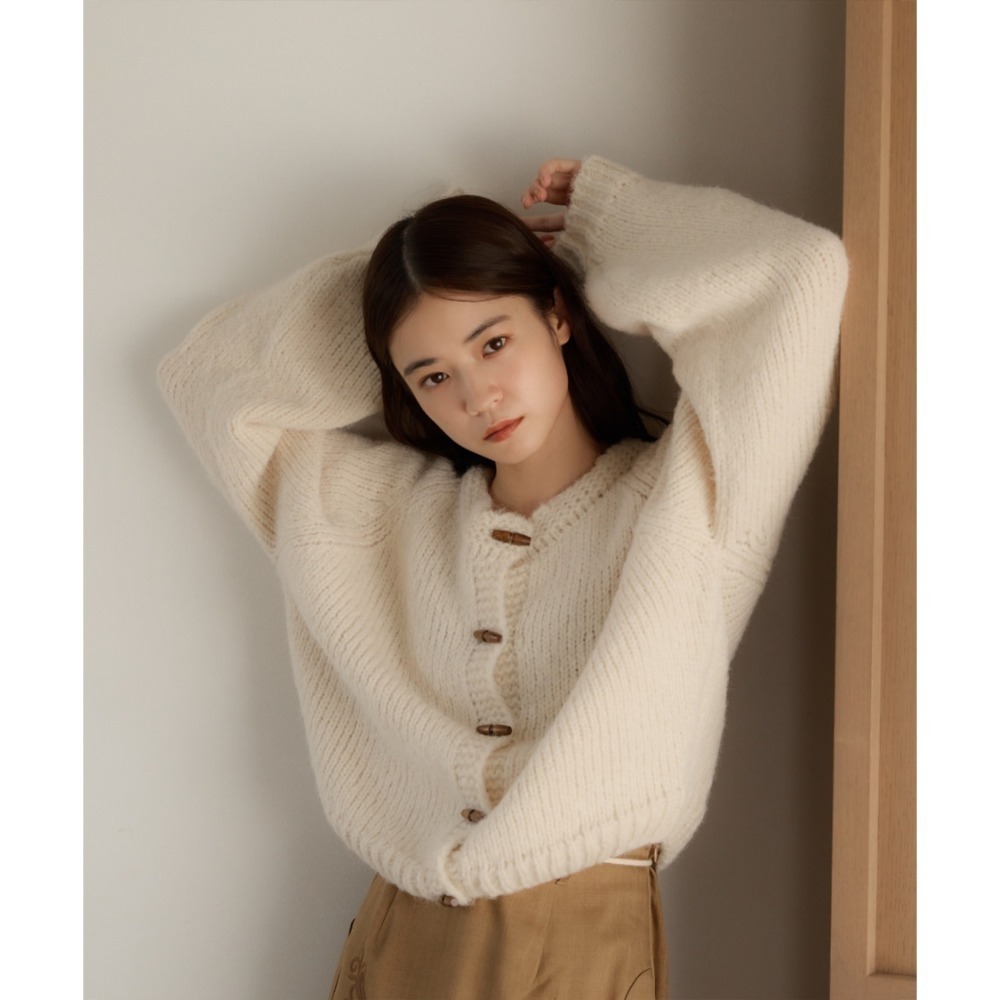 【現貨】日系選品💕moi日單 推! 溫柔寬鬆木扣針織圓領外套 開衫 上衣 外套 日系-規格圖10