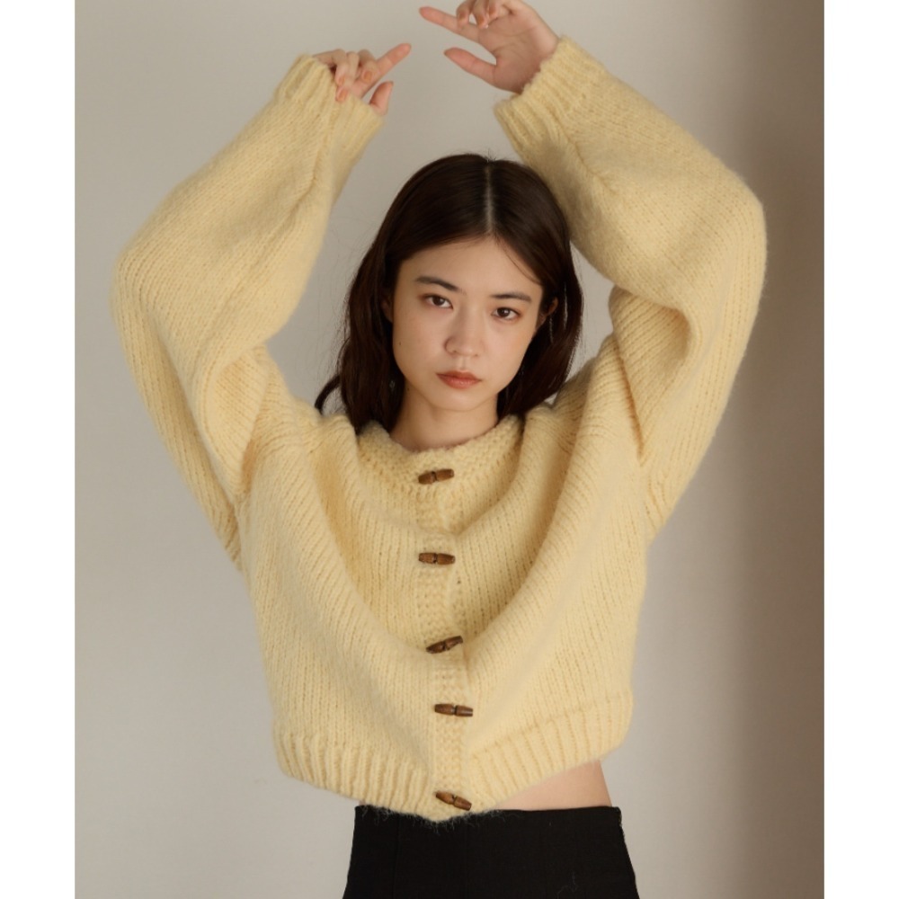 【現貨】日系選品💕moi日單 推! 溫柔寬鬆木扣針織圓領外套 開衫 上衣 外套 日系-規格圖10