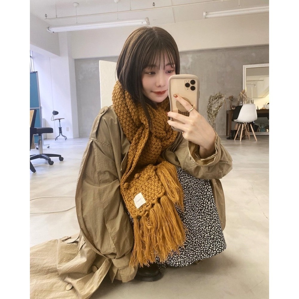 【兩色現貨+預購】 日系選品💕Hin日單 人氣款流蘇手工立體球球針織圍巾 編織圍巾-細節圖5