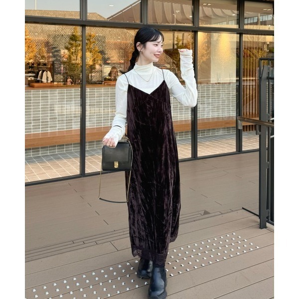 【黑現貨+預購】日系選品💕hin日單 絲絨褶皺感下擺蕾絲開叉細肩帶吊帶裙 洋裝-細節圖7