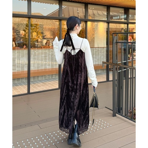 【黑現貨+預購】日系選品💕hin日單 絲絨褶皺感下擺蕾絲開叉細肩帶吊帶裙 洋裝-細節圖8