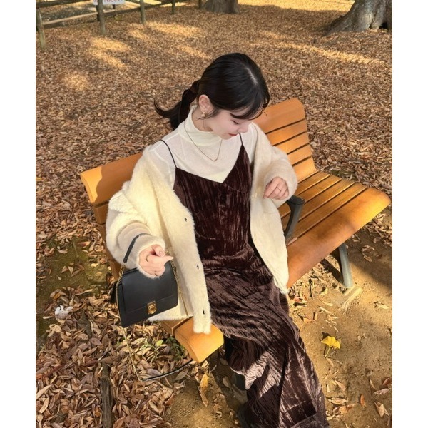 【黑現貨+預購】日系選品💕hin日單 絲絨褶皺感下擺蕾絲開叉細肩帶吊帶裙 洋裝-規格圖9