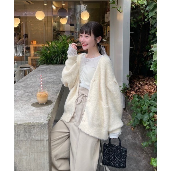 【綠、粉現貨+預購】自留實拍 日系選品💕人氣🔥新色返單! Hin日單 毛絨絨口袋V領鈕扣寬鬆針織毛衣 外套 開衫-細節圖3