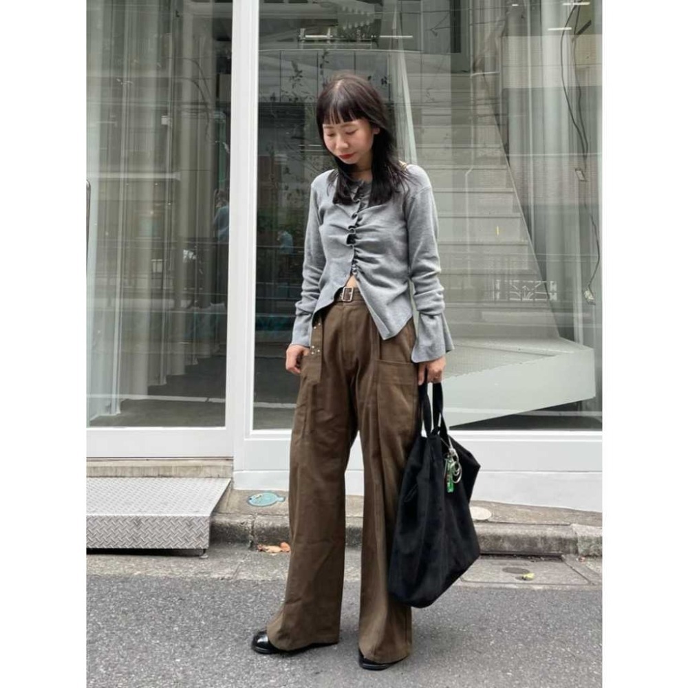 【米白、藍、灰現貨+預購】實拍📷日系選品💕kas日單 人氣皺褶造型喇叭長袖 袖口開叉 設計感顯瘦百搭長袖上衣 T恤-細節圖6