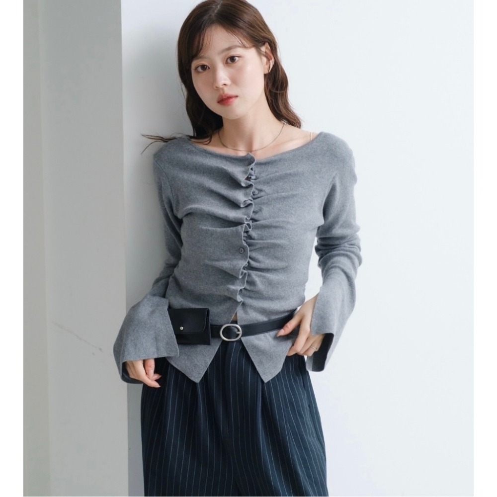 【米白、藍、灰現貨+預購】實拍📷日系選品💕kas日單 人氣皺褶造型喇叭長袖 袖口開叉 設計感顯瘦百搭長袖上衣 T恤-細節圖9