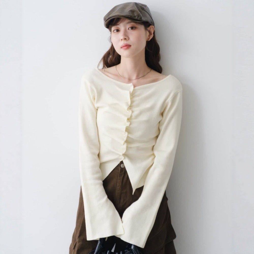 【米白、藍、灰現貨+預購】實拍📷日系選品💕kas日單 人氣皺褶造型喇叭長袖 袖口開叉 設計感顯瘦百搭長袖上衣 T恤-規格圖11