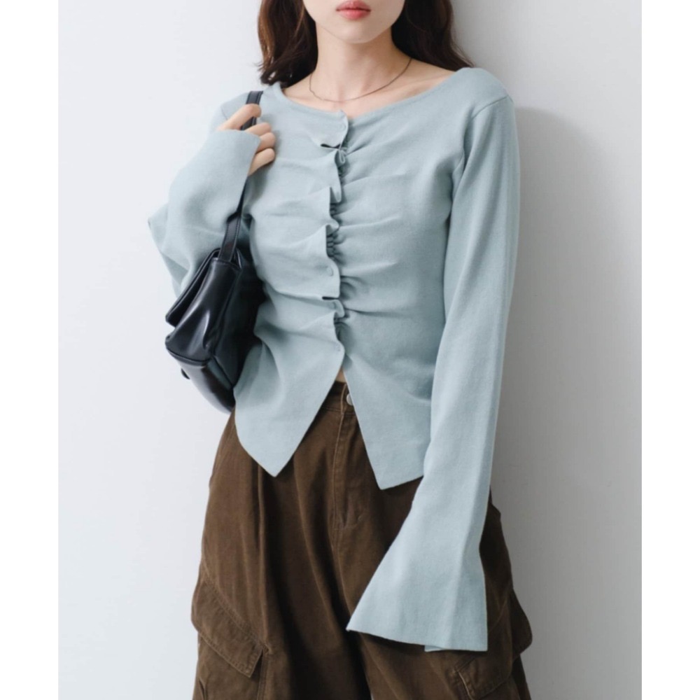 【米白、藍、灰現貨+預購】實拍📷日系選品💕kas日單 人氣皺褶造型喇叭長袖 袖口開叉 設計感顯瘦百搭長袖上衣 T恤-規格圖11