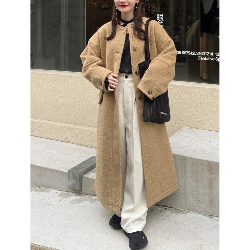 【米白、卡其現貨+預購】日系選品💕hin日單 新品大衣! 經典寬鬆毛絨感圓領口袋長版大衣外套-細節圖4