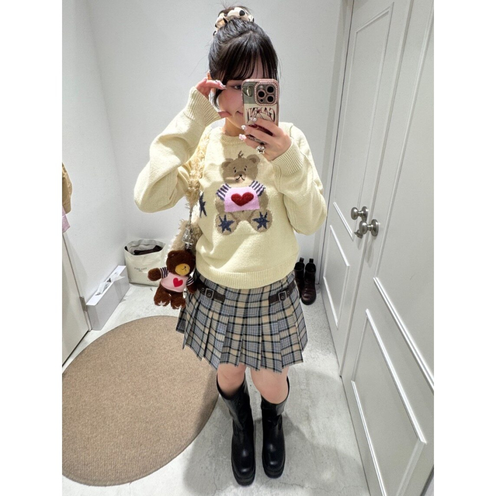 【預購】日系選品💕tina日單 手工刺繡可愛獨特小熊愛心圓領針織毛衣-細節圖3