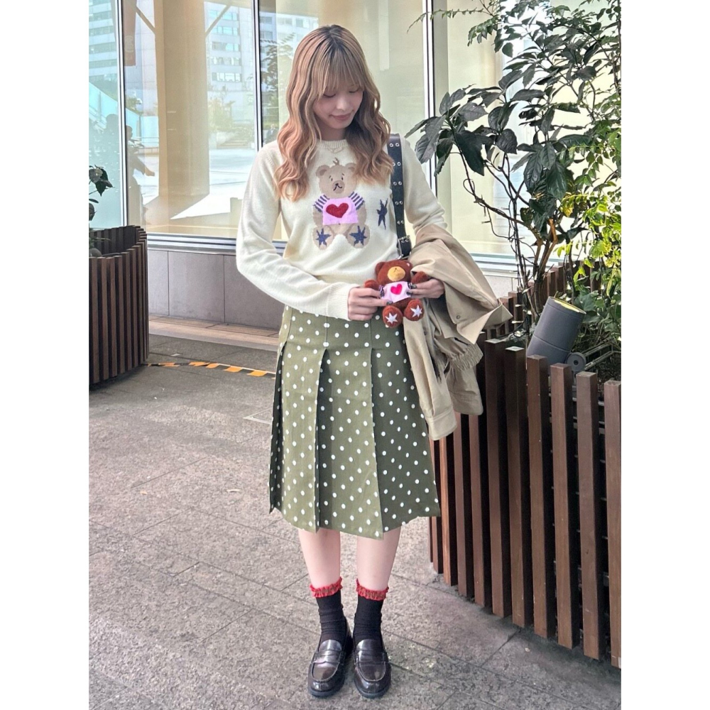 【預購】日系選品💕tina日單 手工刺繡可愛獨特小熊愛心圓領針織毛衣-細節圖5