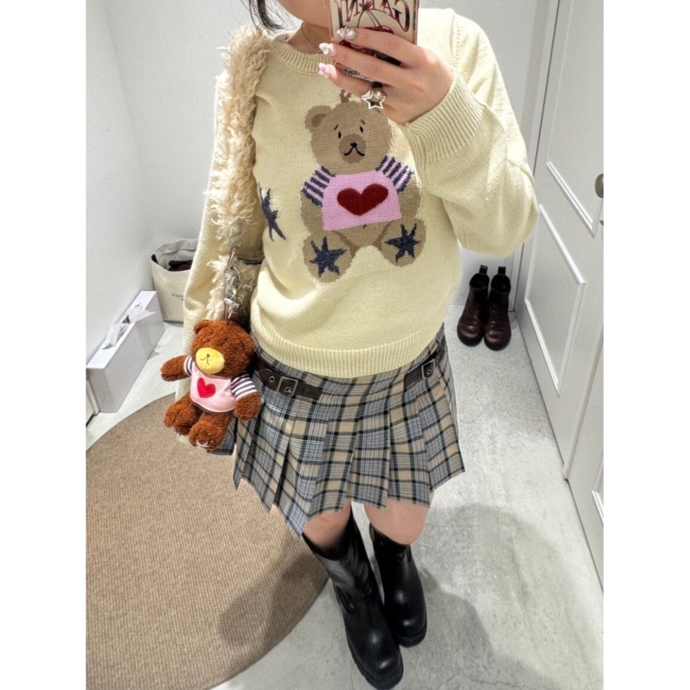 【紫現貨+預購】日系選品💕tina日單 手工刺繡可愛獨特小熊愛心圓領針織毛衣-細節圖4