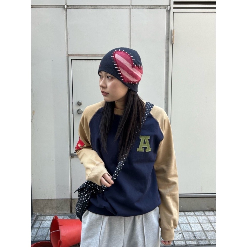 【棕咖色、米卡其現貨+預購】日系選品💕實拍📷tina日單 早秋新款純棉字母貼布美式拚色大學T 衛衣 長袖上衣-細節圖5