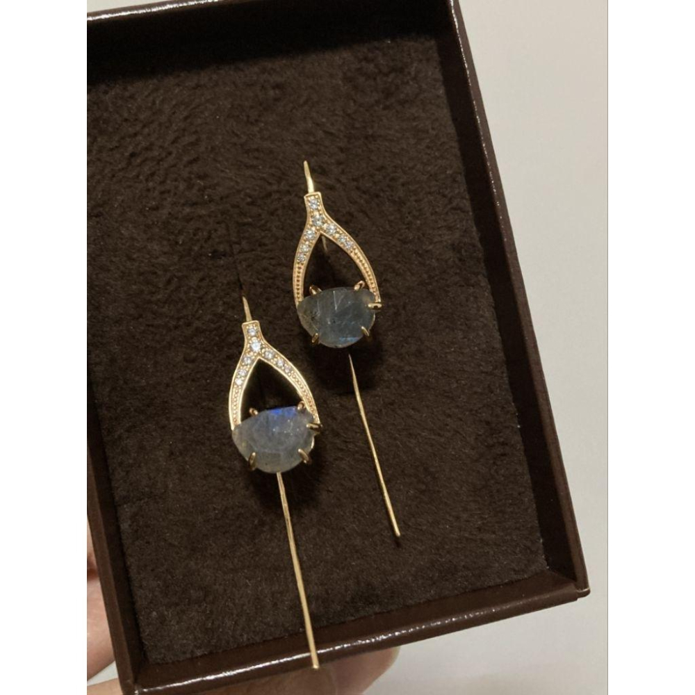 CEDONY｜優雅氣質 設計感 拉長石 不規則曲線切割 冷灰色基調 藍色光暈 弧形線條 鑲嵌白鋯石｜耳環 長耳勾 耳勾-細節圖2