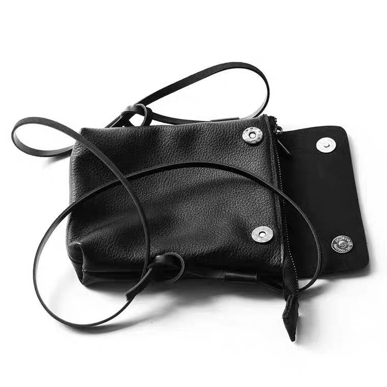 MOLISS｜曼波手機包 黑色小包 素皮革 非真皮 斜背包 肩背包 側背包 耳機包 小廢包 素食 小包 男包 女包 包包-細節圖3