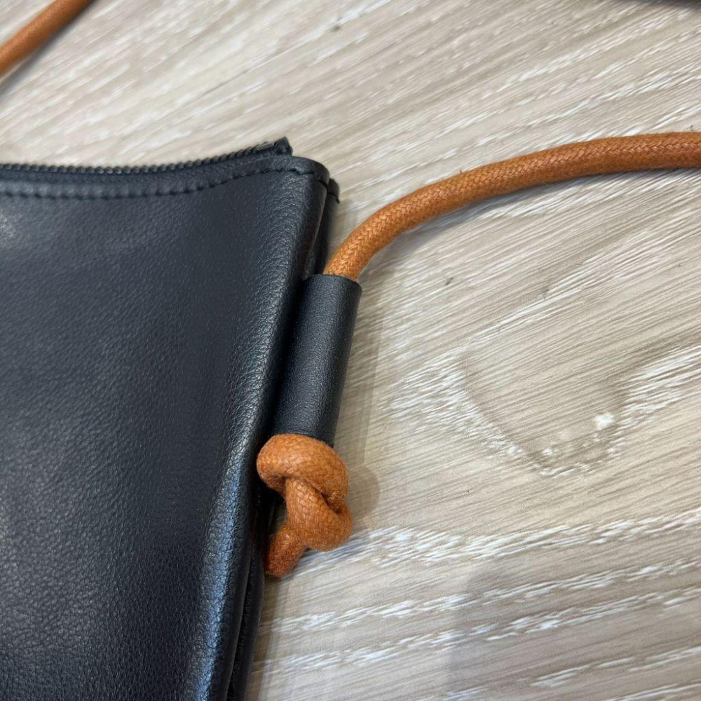 MOLISS｜AirPods 小歐洲手機包 真皮手機包 斜背包 肩背包 側背包 耳機包 相機包 小廢包 小包 男包 女包-細節圖2