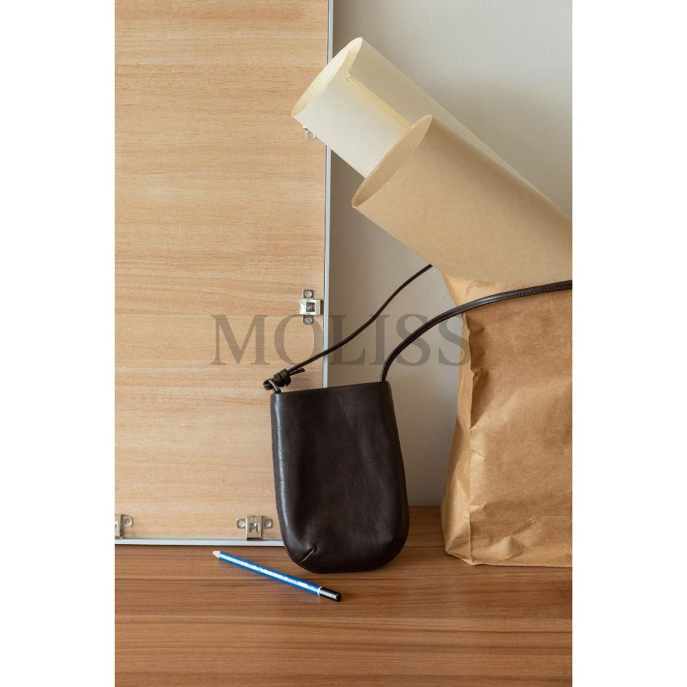 MOLISS｜AirPods 烏木色手感軟皮手機包 側背包 斜背包 肩背包 耳機包 鑰匙包 小包 男包 女包-細節圖2