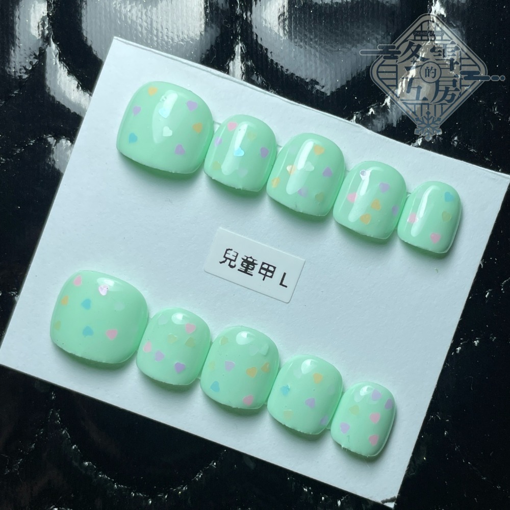 綠色底彩色愛心