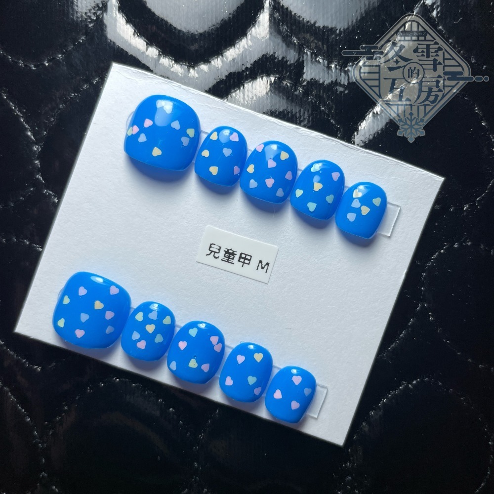 藍色底彩色愛心