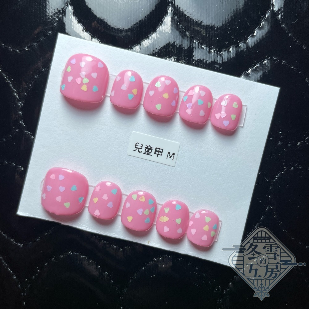 粉色底彩色愛心