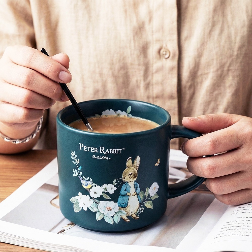 新品【PETER RABBIT】比得兔420ml手感陶瓷馬克杯-英倫復古風(藍/白) 陶瓷杯 咖啡杯 療癒杯 交換禮物-細節圖7