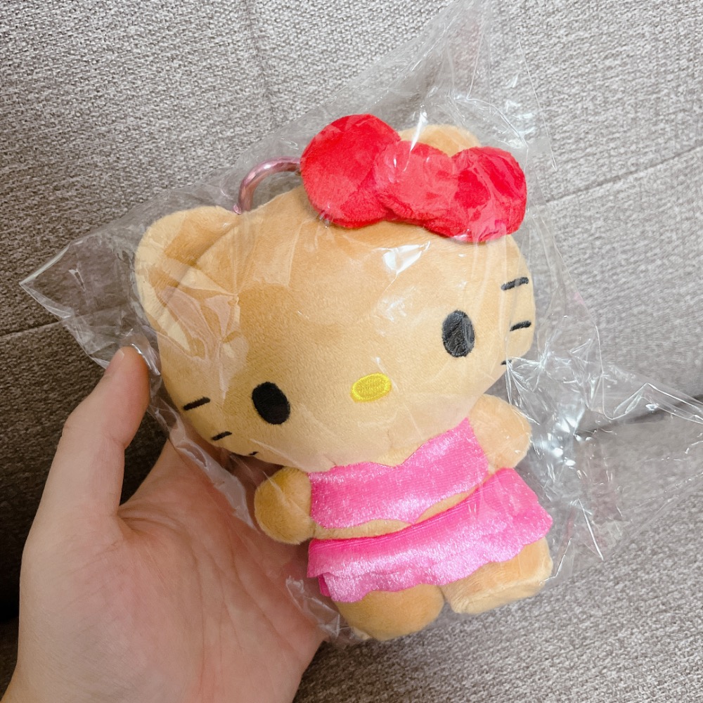 全新日本限定 代購 現貨 Kitty 曬黑 泳裝版 凱蒂貓 三麗鷗吊飾-細節圖3