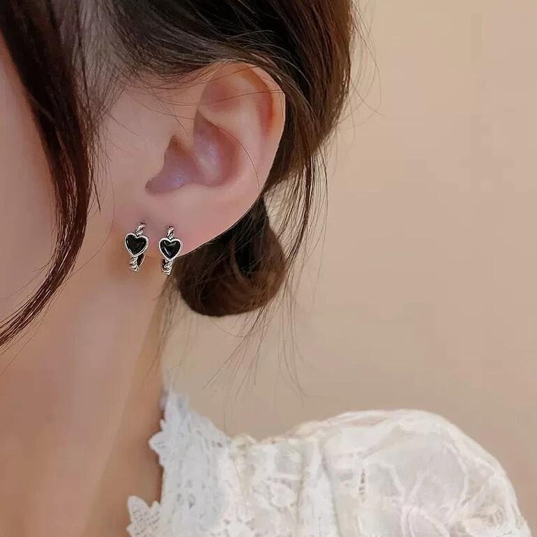💖台灣現貨🌿甜酷風~黑色滴油愛心麻花耳環 設計感簡約個性耳扣 圓圈耳環 防敏耳環 愛心易扣耳環【G419】-細節圖4