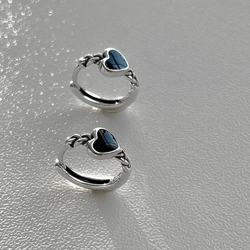 💖台灣現貨🌿甜酷風~黑色滴油愛心麻花耳環 設計感簡約個性耳扣 圓圈耳環 防敏耳環 愛心易扣耳環【G419】-細節圖5