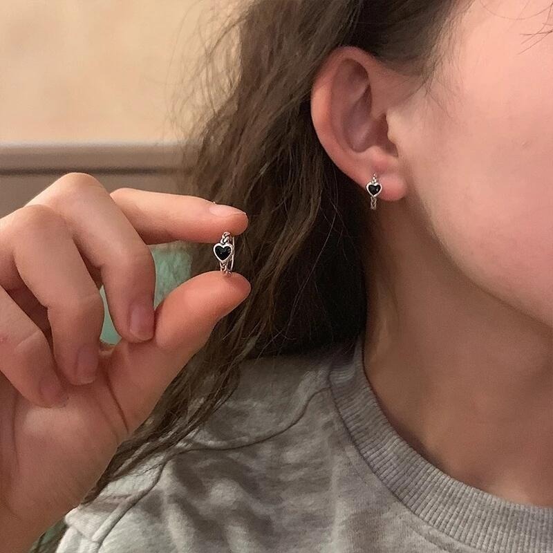 💖台灣現貨🌿甜酷風~黑色滴油愛心麻花耳環 設計感簡約個性耳扣 圓圈耳環 防敏耳環 愛心易扣耳環【G419】-細節圖6