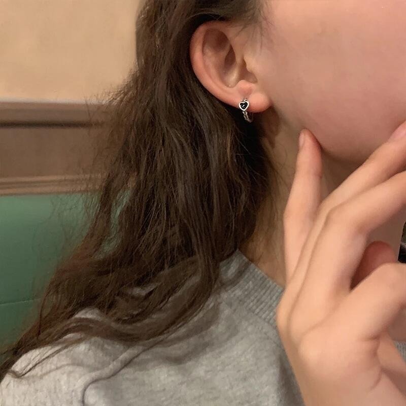 💖台灣現貨🌿甜酷風~黑色滴油愛心麻花耳環 設計感簡約個性耳扣 圓圈耳環 防敏耳環 愛心易扣耳環【G419】-細節圖8