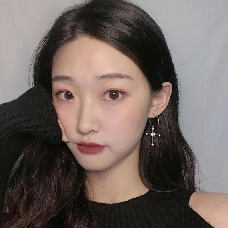 💖台灣現貨🌿S925銀針歐美冷淡風耳環簡約十字鑲鑽耳圈耳墜ins明星同款耳飾【G198】-細節圖6