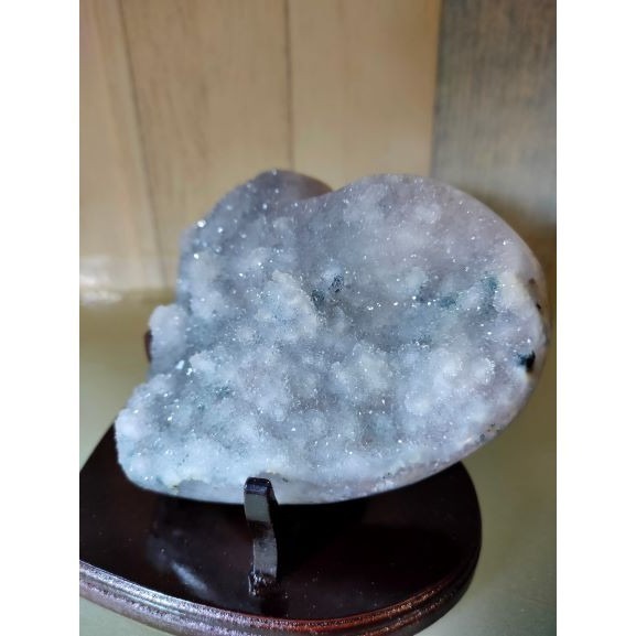 ✡️烏拉圭 閃亮砂糖 綠異愛心水晶💖  綠異象 異象晶鎮 特殊 原皮異象糖果水晶 擺件 桌上小物 附底座-細節圖2