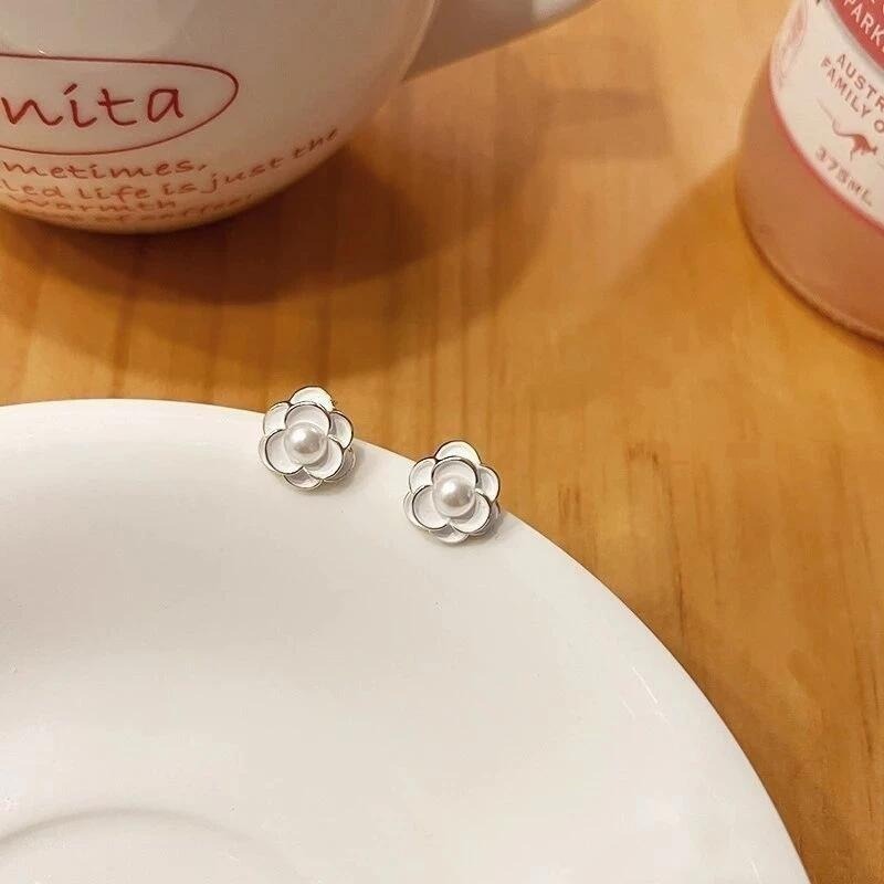 💖台灣現貨🌿小香風經典白色山茶花珍珠耳環 s925銀針 清秀小巧花朵氣質時尚耳環【G258】-細節圖5