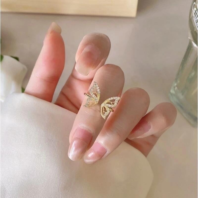 💍台灣現貨🌿氣質復古鏤空水鑽蝴蝶戒指 閃亮金色蝴蝶翅膀可調式開口環 個性日系輕奢小眾精緻開口戒食指戒指環【O49】-細節圖2