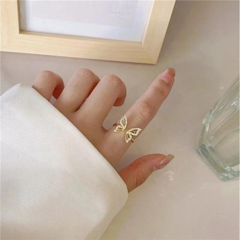 💍台灣現貨🌿氣質復古鏤空水鑽蝴蝶戒指 閃亮金色蝴蝶翅膀可調式開口環 個性日系輕奢小眾精緻開口戒食指戒指環【O49】-細節圖3