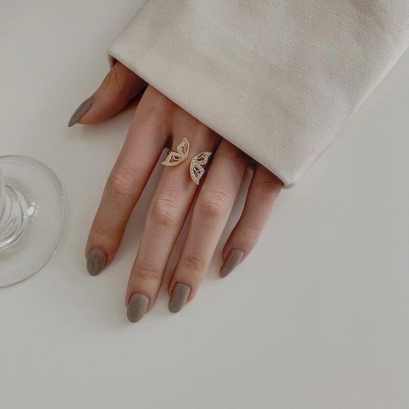 💍台灣現貨🌿氣質復古鏤空水鑽蝴蝶戒指 閃亮金色蝴蝶翅膀可調式開口環 個性日系輕奢小眾精緻開口戒食指戒指環【O49】-細節圖5