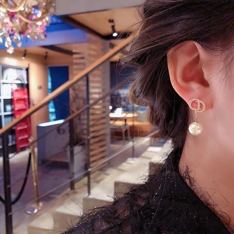 💖台灣現貨🌿S925銀針 韓國氣質時尚字母珍珠耳環 小眾設計微鑲鑽字母珍珠吊墬耳飾【G402】-細節圖2