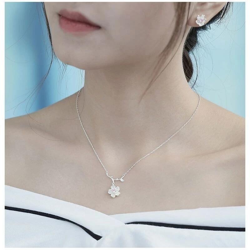 💖台灣現貨🌿【四件套禮盒裝】日系櫻花 戒指耳環新款氣質花朵手鐲 奧地利水晶 鍍S925銀性感學生閨蜜項鏈-細節圖3