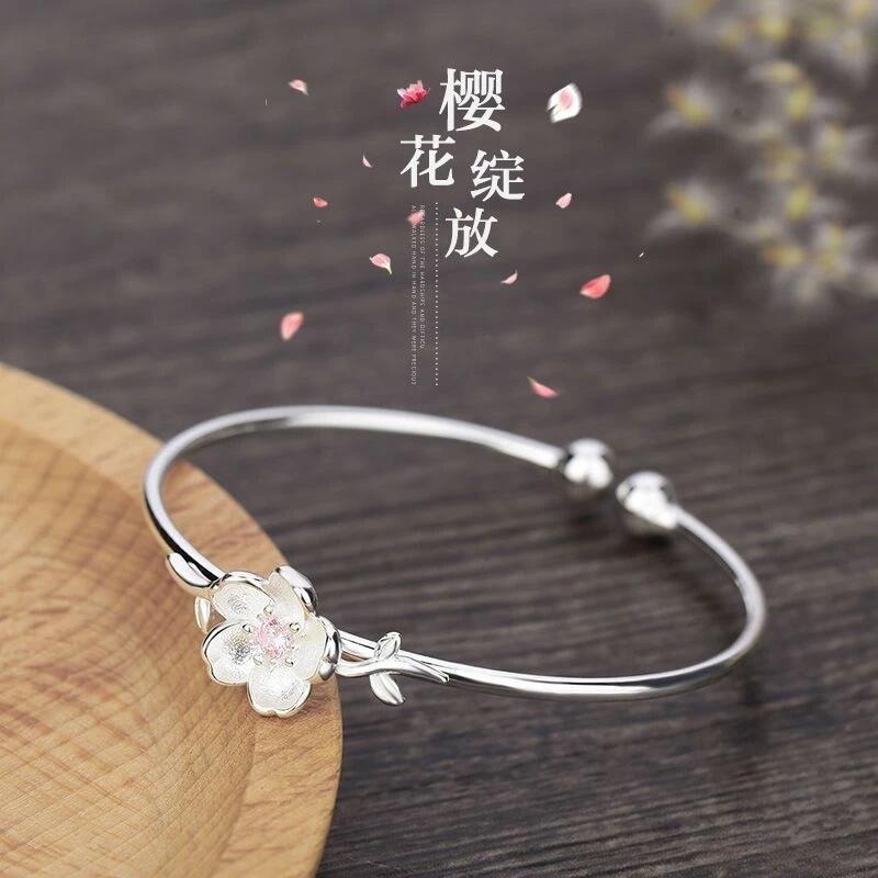 💖台灣現貨🌿【四件套禮盒裝】日系櫻花 戒指耳環新款氣質花朵手鐲 奧地利水晶 鍍S925銀性感學生閨蜜項鏈-細節圖6