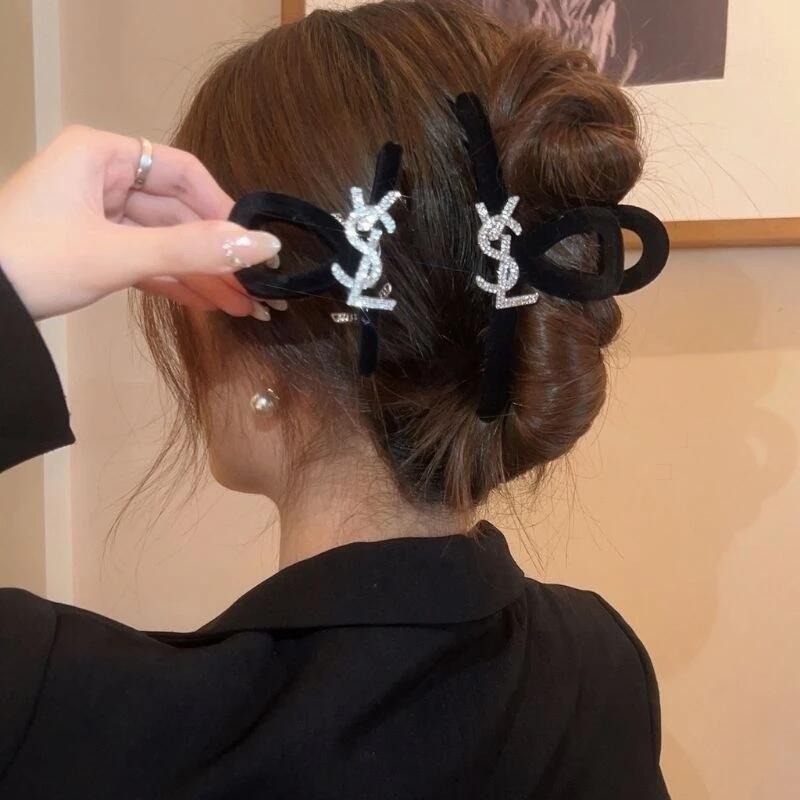 ✨台灣現貨🌿黑色復古水鑽字母 雪花絲絨抓夾 法式優雅氣質 INS慵懶風簡約大號13CM抓夾 鯊魚夾 盤髮夾【M74】-細節圖3