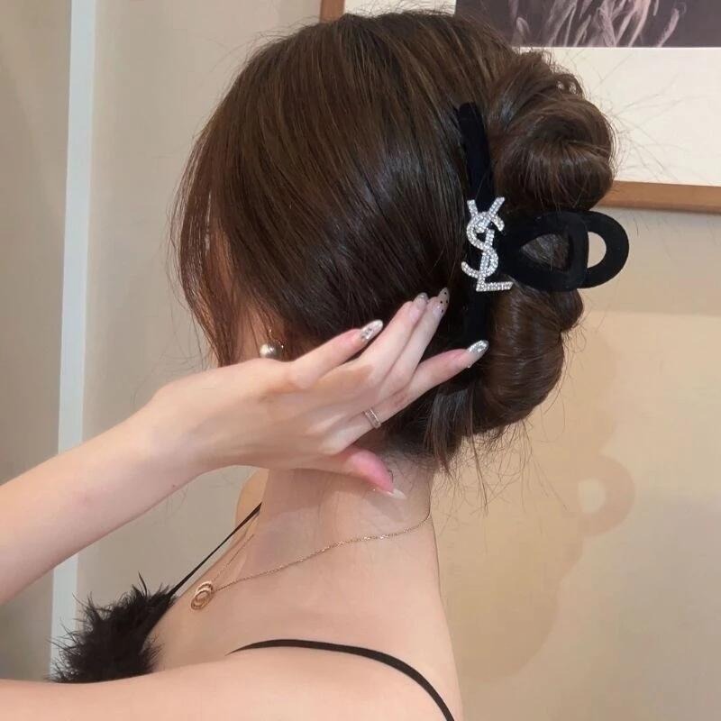 ✨台灣現貨🌿黑色復古水鑽字母 雪花絲絨抓夾 法式優雅氣質 INS慵懶風簡約大號13CM抓夾 鯊魚夾 盤髮夾【M74】-細節圖4