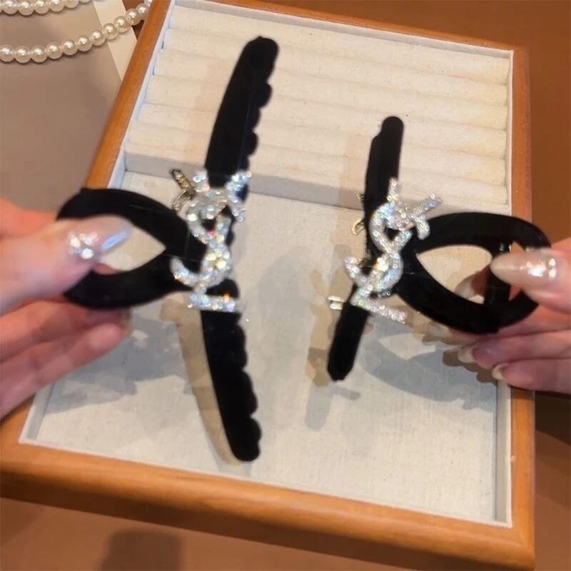 ✨台灣現貨🌿黑色復古水鑽字母 雪花絲絨抓夾 法式優雅氣質 INS慵懶風簡約大號13CM抓夾 鯊魚夾 盤髮夾【M74】-細節圖5