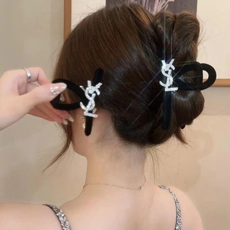 ✨台灣現貨🌿黑色復古水鑽字母 雪花絲絨抓夾 法式優雅氣質 INS慵懶風簡約大號13CM抓夾 鯊魚夾 盤髮夾【M74】-細節圖7