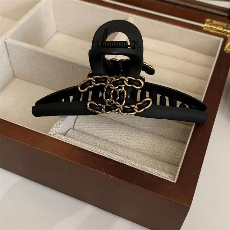 ✨台灣現貨🌿法式複古字母抓夾 簡約氣質雙C大號盤髮夾 鯊魚夾 小眾氣質設計感髮飾【M30】-細節圖2