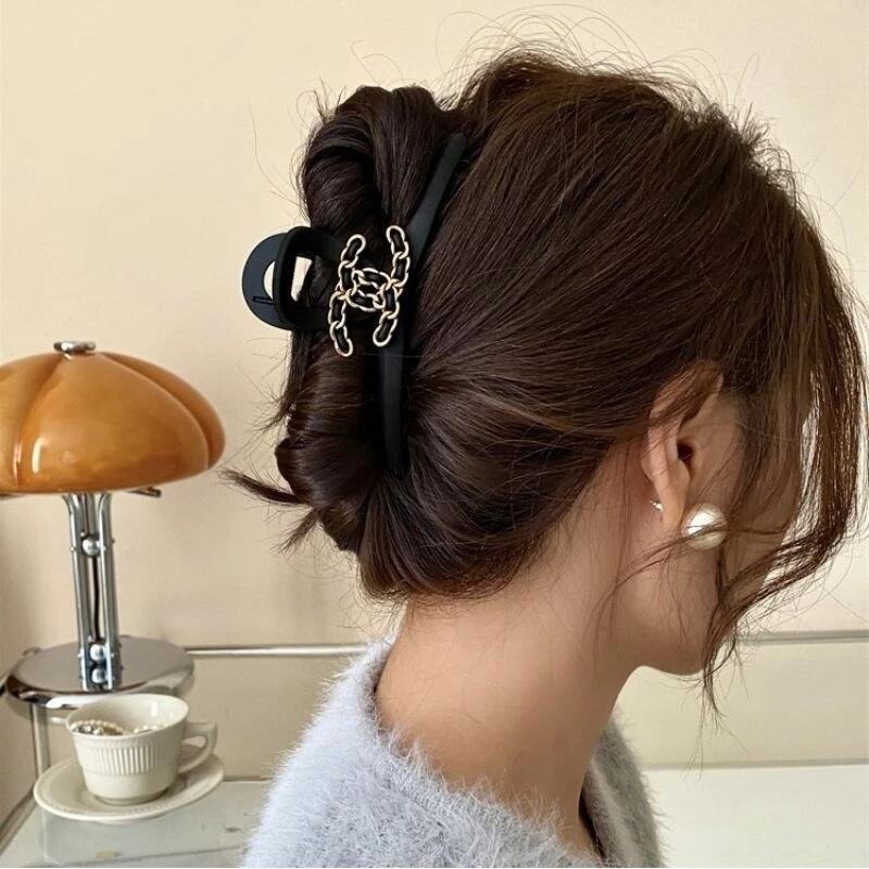 ✨台灣現貨🌿法式複古字母抓夾 簡約氣質雙C大號盤髮夾 鯊魚夾 小眾氣質設計感髮飾【M30】-細節圖3