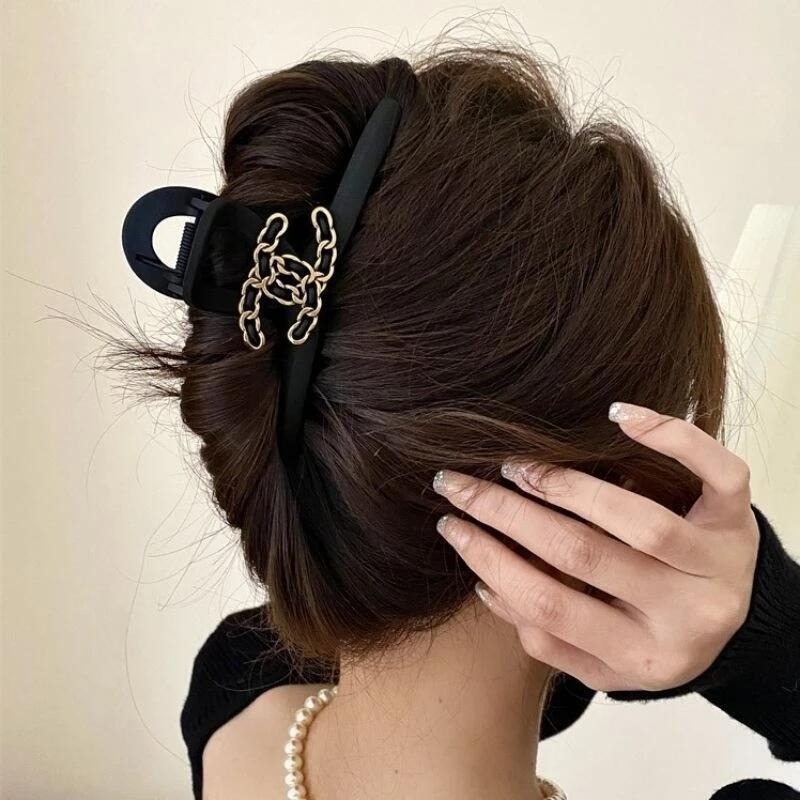 ✨台灣現貨🌿法式複古字母抓夾 簡約氣質雙C大號盤髮夾 鯊魚夾 小眾氣質設計感髮飾【M30】-細節圖5