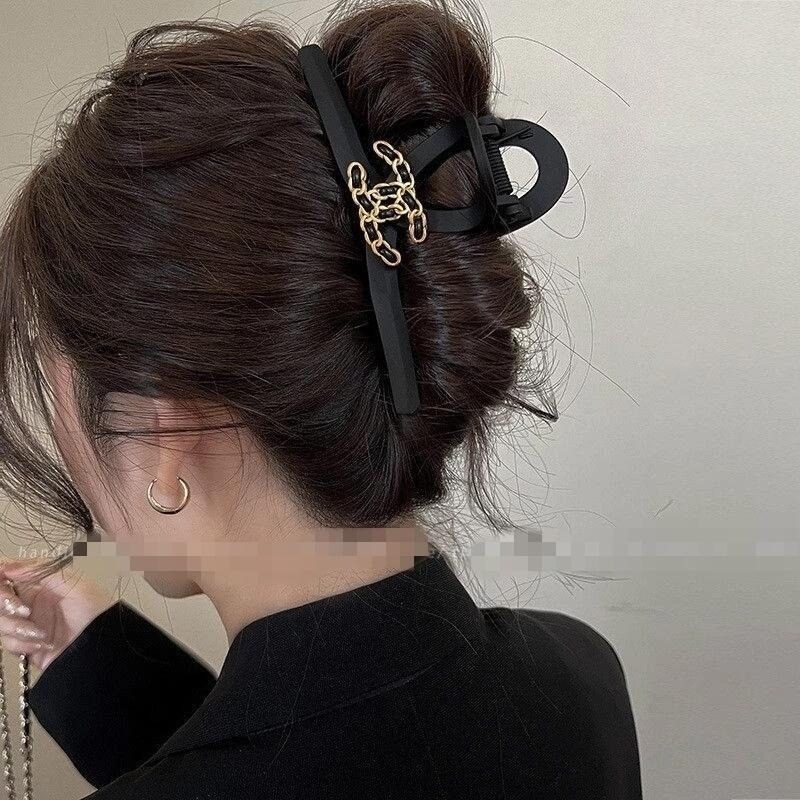 ✨台灣現貨🌿法式複古字母抓夾 簡約氣質雙C大號盤髮夾 鯊魚夾 小眾氣質設計感髮飾【M30】-細節圖7